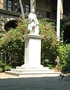 Estatua del Almirante que preside el patio central del hoy Palacio de los Capitanes Generales