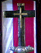 La cruz de madera y metal que se dice trajo consigo el Almirante