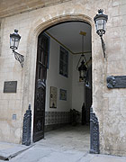 La Casa Simón Bolívar se ubica en la calle Mercaderes entre Obra Pía y Lamparilla, La Habana Vieja