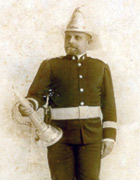 Oficial del Cuerpo de Bomberos Municipales con una corneta de aviso