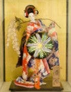 Muestra del kimono en la muñequería tradicional japonesa