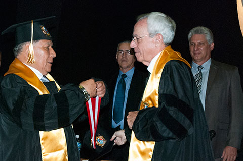 Entregan a Leal Spengler título Honoris Causa de universidad peruana